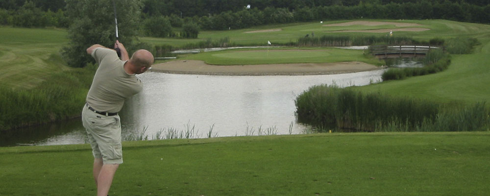 lenger sesong, drenering av idrettsbaner - Bilde: Golfspiller, ved vann.