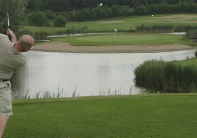 lenger sesong, drenering av idrettsbaner - Bilde: Golfspiller, ved vann.