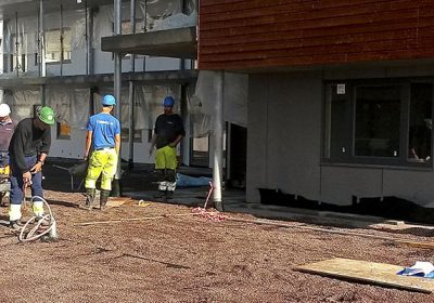 Drenering av takterrasser - Anleggsarbeidere ved byggeplass
